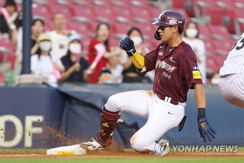 5일 서울 잠실야구장에서 열린 2022 프로야구 KBO리그 키움 히어로즈와 LG 트윈스의 경기. 2회초 2사 1, 2루 키움 이정후가 2타점 3루타를 쳐내고 있다. 연합뉴스